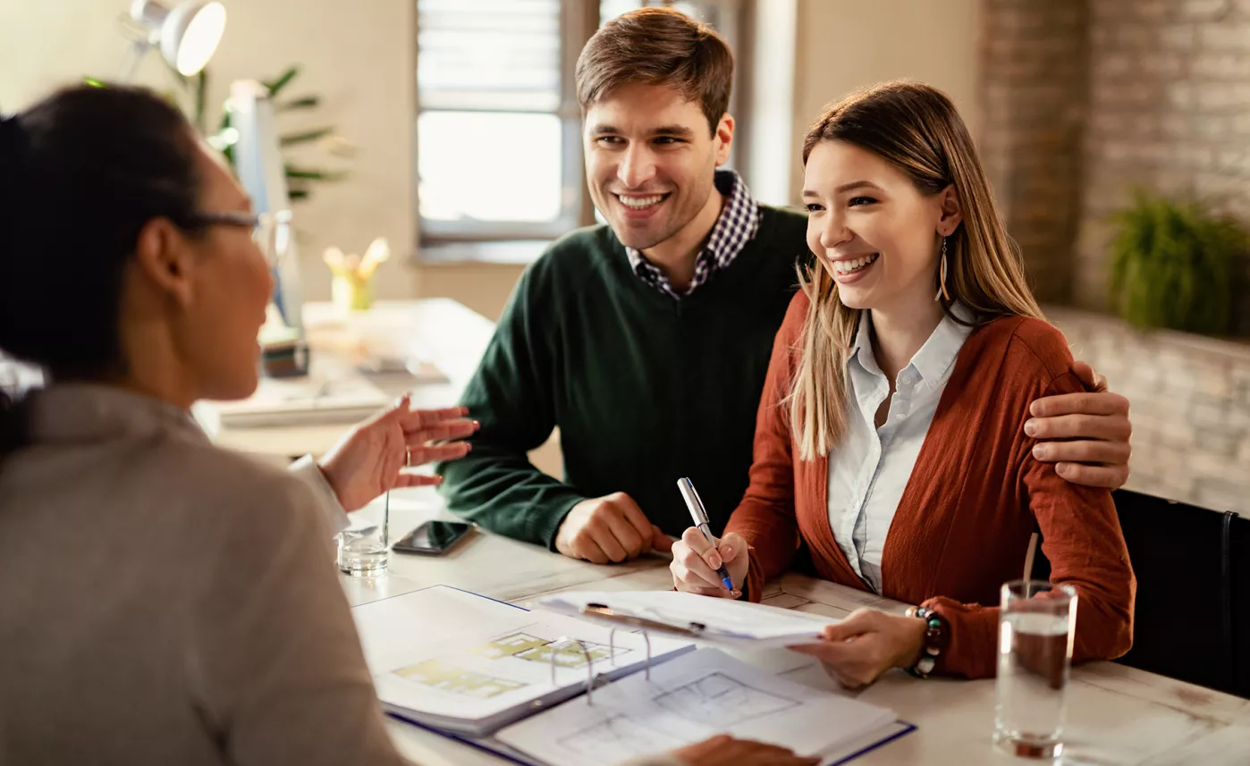  Un représentant en services financiers rencontre un jeune couple.
