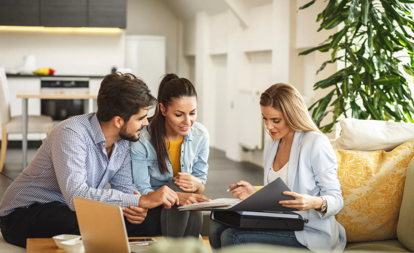  Woman advisor explains to couple
