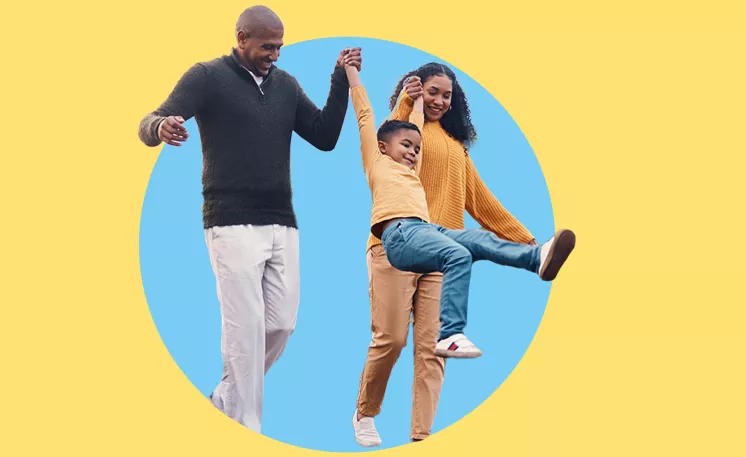 Jeune couple qui marche et qui balance son enfant dans les airs