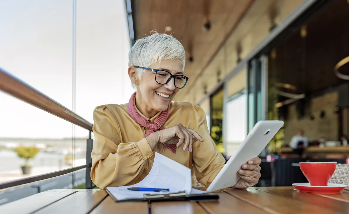  Lady sitting in restaurant looking at tablet
