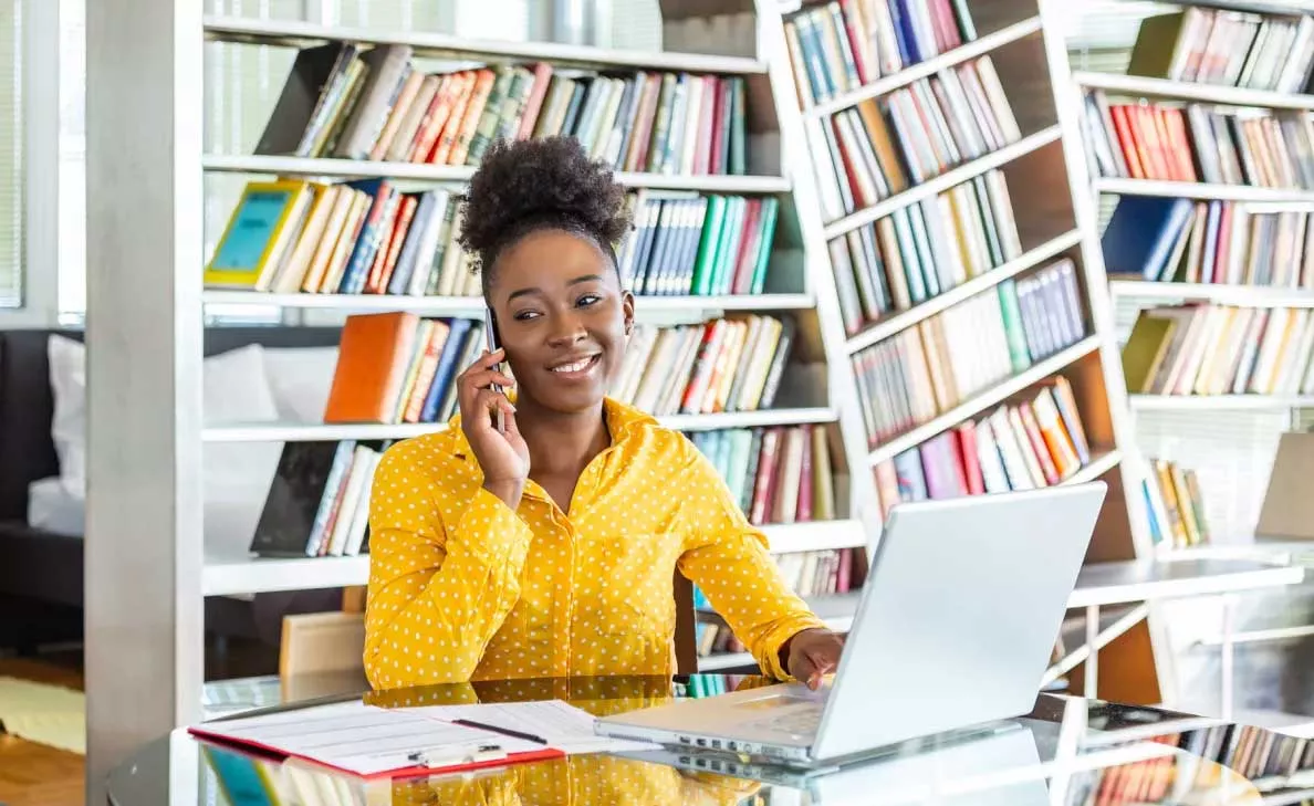  A student client discusses her education savings plan with an advisor over the phone.
