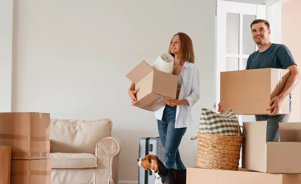  A family moving to new home
