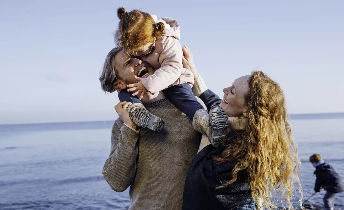  Family walking along the ocean
